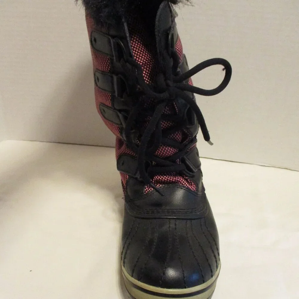 Sorel Boots Woman Size 7 Red Black Faux Fur Lining Waterproof Warm Lace Up Boots